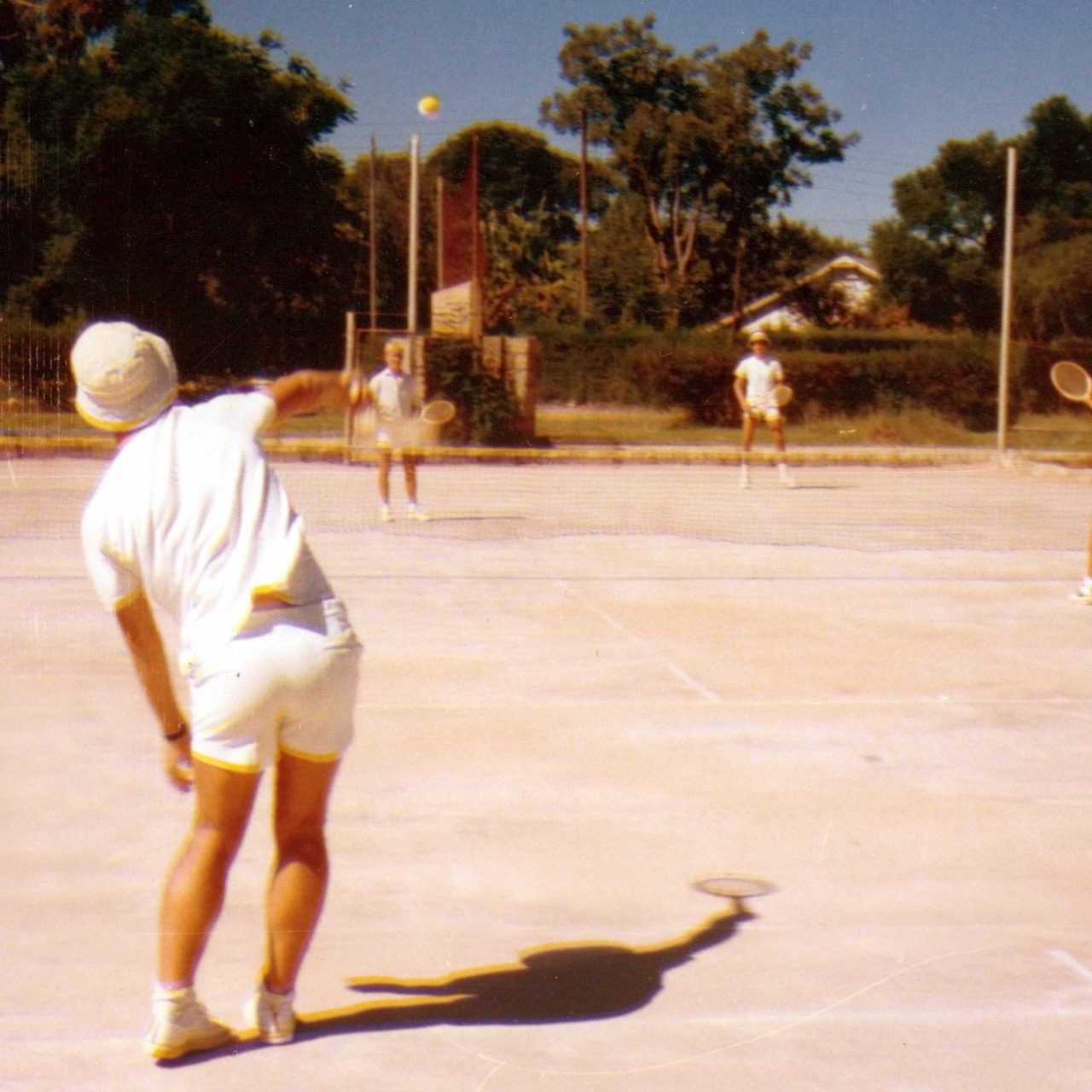 Peter Wright on far right, Breussow on opposite court on your left. Not sure of the other two.